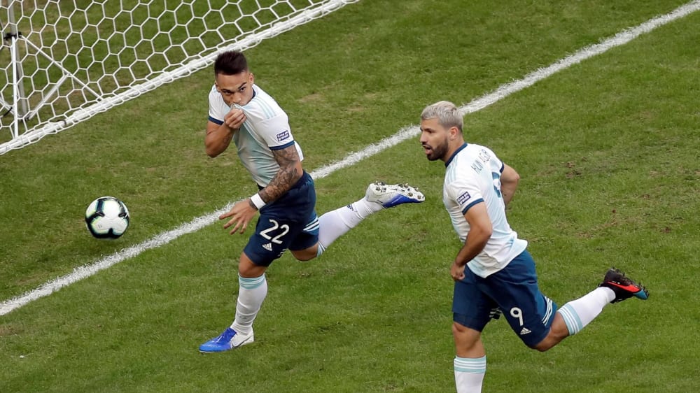 Freudenlauf: Lautaro Martinez und Sergio Aguero (r.) bejubeln das frühe 1:0.