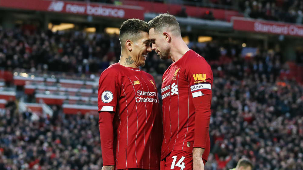 Roberto Firmino (l.) und Jordan Henderson bejubeln eines der zahlreichen Liverpool-Tore bisher.