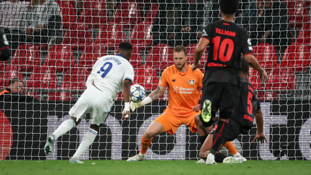 Mark Flekken pariert gegen Youssoufa Moukoko
