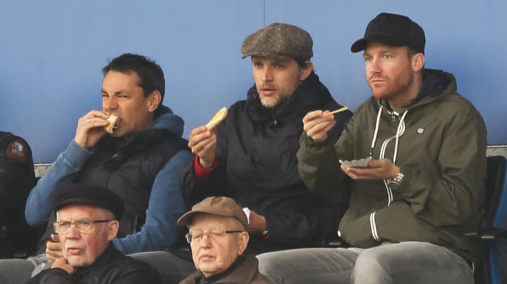  Benni Weber rechts neben dem in der Mitte sitzenden Thomas Tuchel.