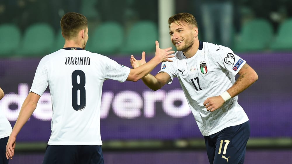 Alle Neune: Jorginho (li.) und Ciro Immobile (re.) feiern Italiens Kantersieg.