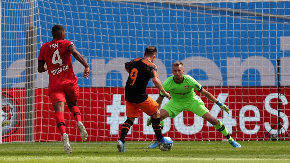 Valencias Kevin Gameiro &#252;berwindet Leverkusens Keeper Lukas Hradecky und erzielt das 2:1 f&#252;r die Spanier.