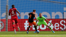 Valencias Kevin Gameiro überwindet Leverkusens Keeper Lukas Hradecky und erzielt das 2:1 für die Spanier.