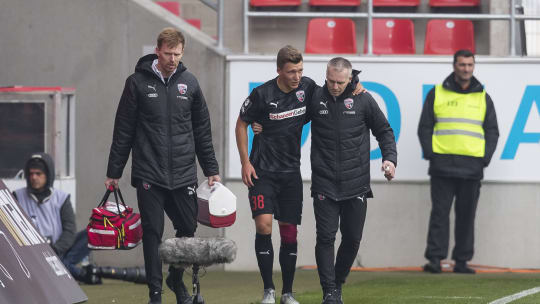 Da war's passiert: Ingolstadts Gordon Büch humpelt gegen Münster verletzt vom Platz.