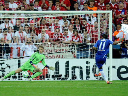 Didier Drogba trifft beim entscheidenden Elfmeter gegen Manuel Neuer