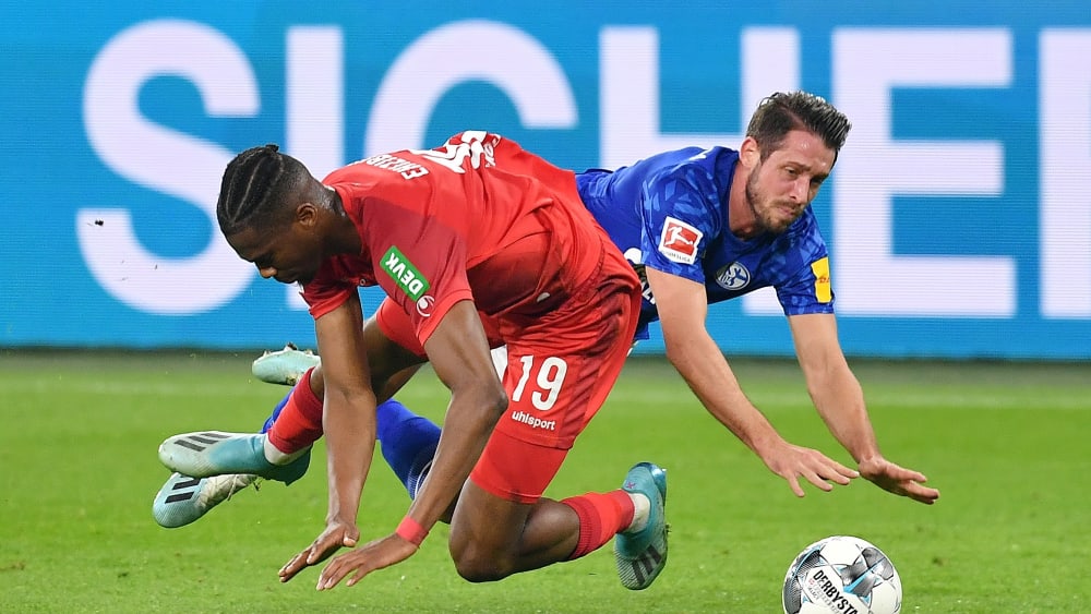 Noch nicht wieder richtig in Tritt: Schalkes Mark Uth, hier hinten gegen Kölns Kingsley Ehizibue.