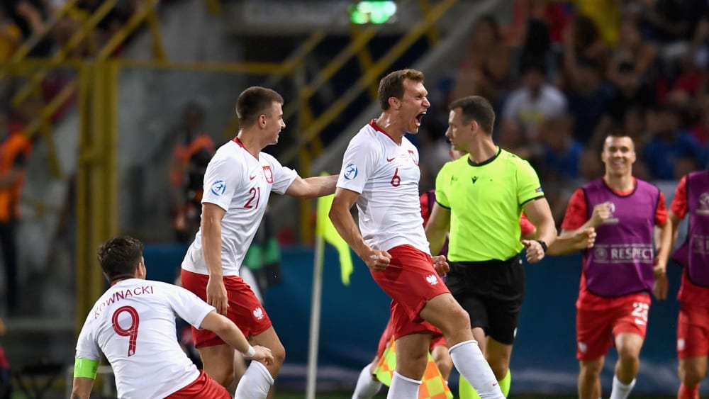 Großer Jubel: Wie schon beim Auftaktsieg über Belgien traf Krystian Bielik (#6) - das einzige Tor des Tages.