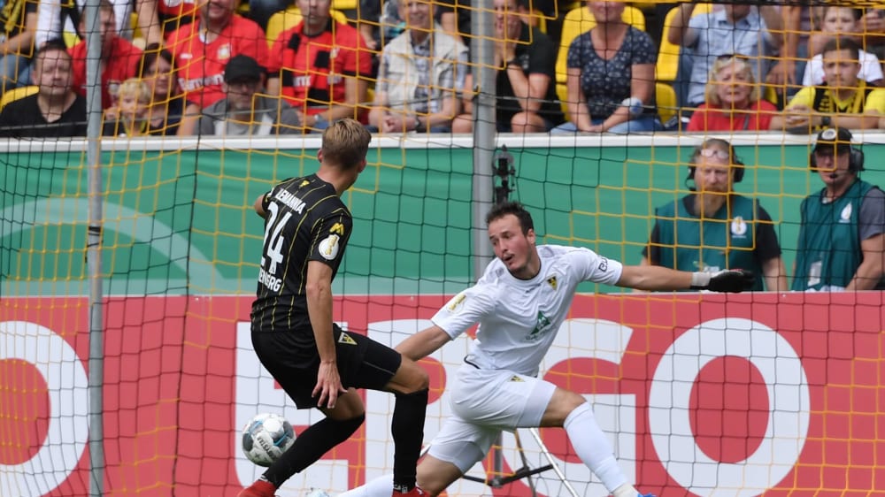 Bitteres Eigentor: Aachens Peter Hackenberg (l.) lenkt den Ball an seinem Torwart Ricco Cymer vorbei.
