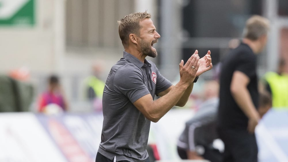 Michael Schiele feuert seine Mannschaft an