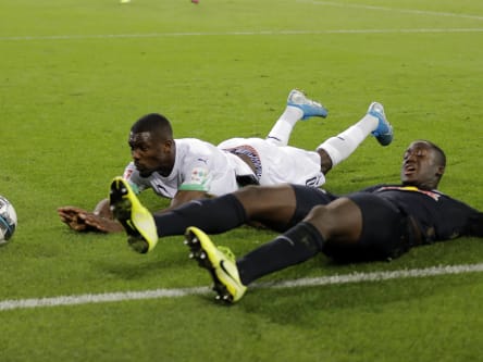 Viele Zweikämpfe: Marcus Thuram (li.) und Ibrahima Konaté kommen jeweils nicht an den Ball heran.
