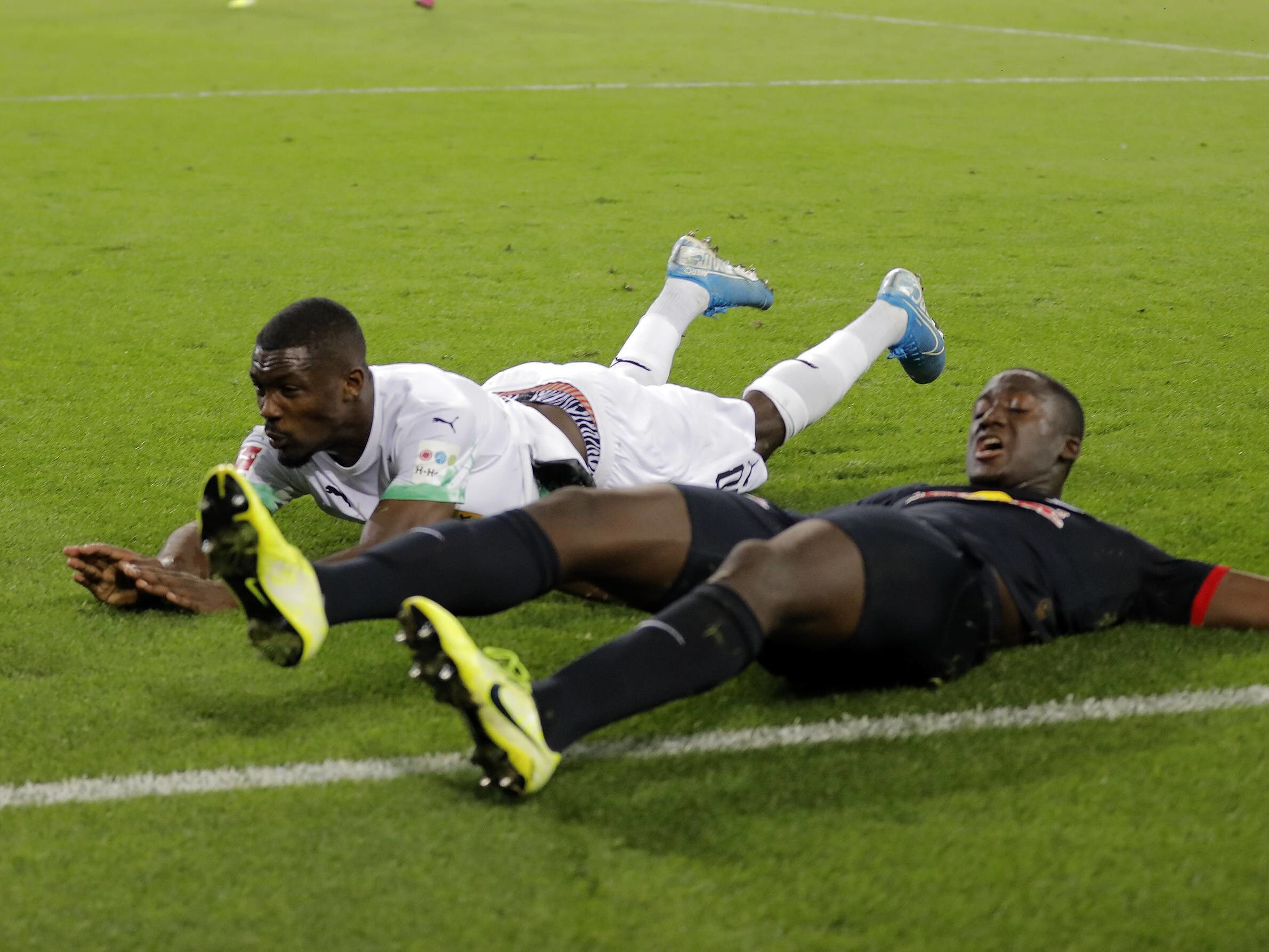 Viele Zweikämpfe: Marcus Thuram (li.) und Ibrahima Konaté kommen jeweils nicht an den Ball heran.