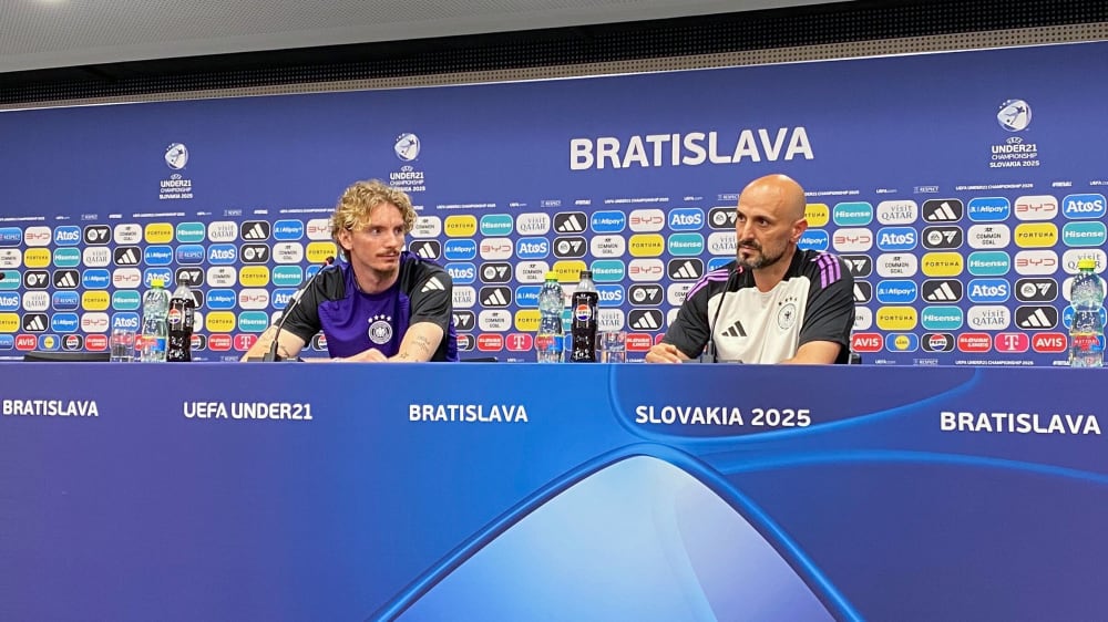 Nick Woltemade und Cheftrainer Antonio Di Salvo.