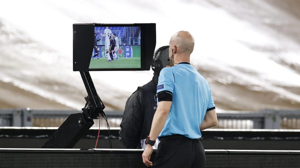 Schiedsrichter auf dem Feld, Video-Assistent weg weit: Bei der Europameisterschaft werden die VAR-Teams zentral aus Nyon agieren.