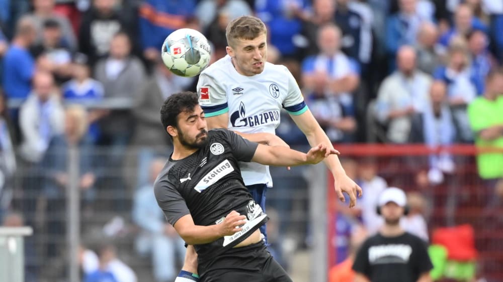 Gab sein Debüt: Schalkes neuer Außenverteidiger Jonjoe Kenny (oben) gegen Wattenscheids Guengoer Kaya.