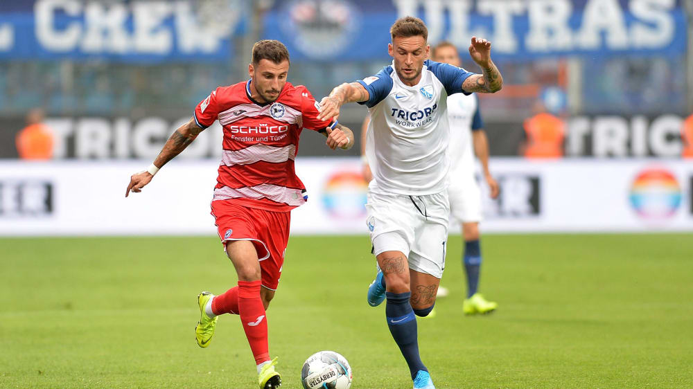 Hohes Tempo: Jonathan Clauss (links) zieht mit viel Speed an Bochums Danny Blum vorbei.