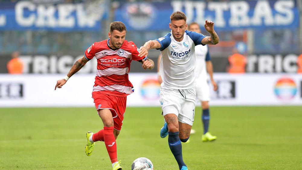 Hohes Tempo: Jonathan Clauss (links) zieht mit viel Speed an Bochums Danny Blum vorbei.