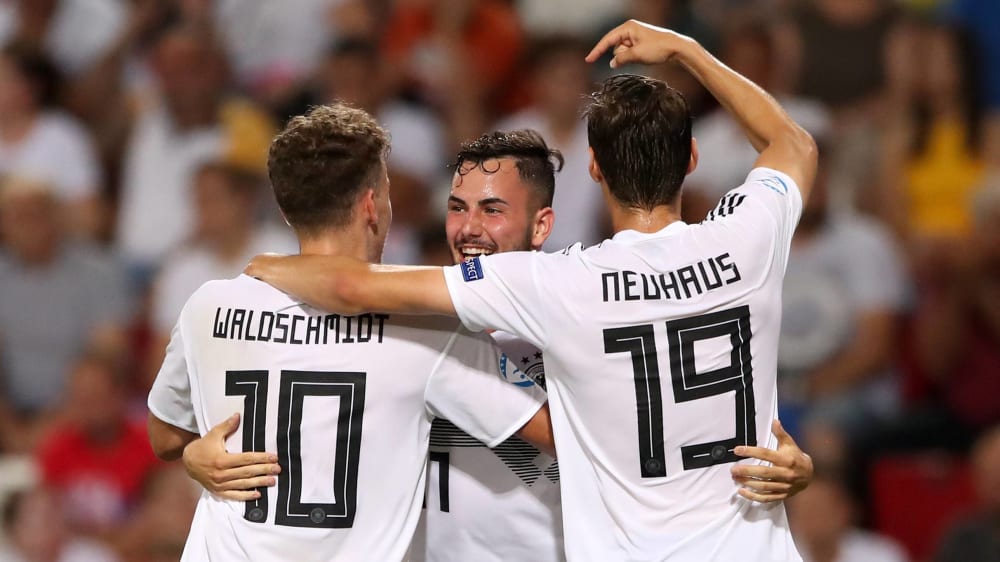 Jubel in Schwarz und Weiß: Luca Waldschmidt, Marco Richter und Florian Neuhaus feiern das 1:0 gegen Serbien.
