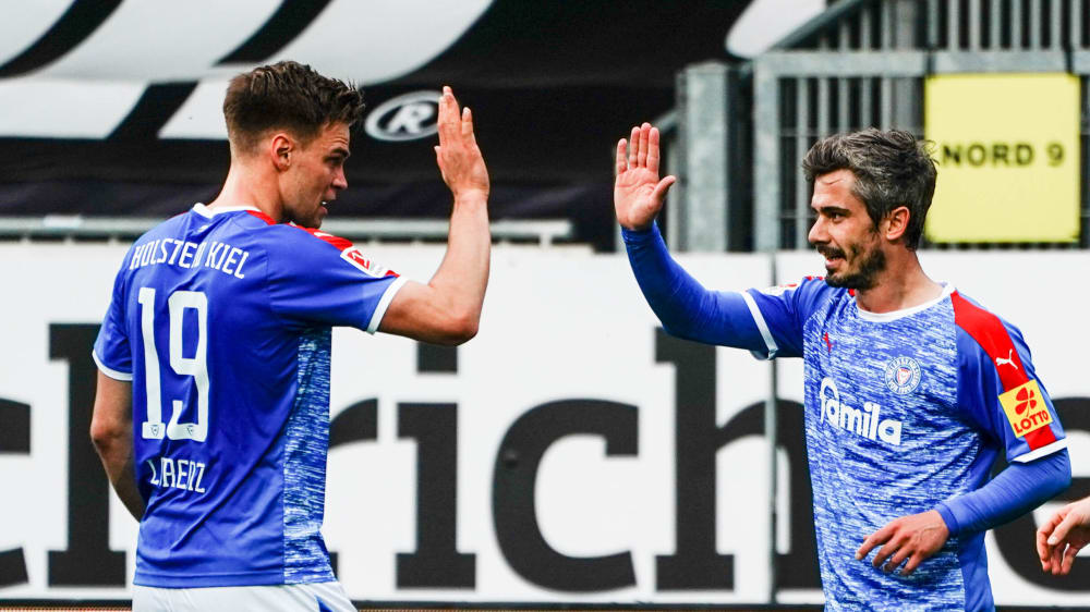 Torschütze und Gratulant: Fin Bartels (re.) hat getroffen, Simon Lorenz beglückwünscht ihn.