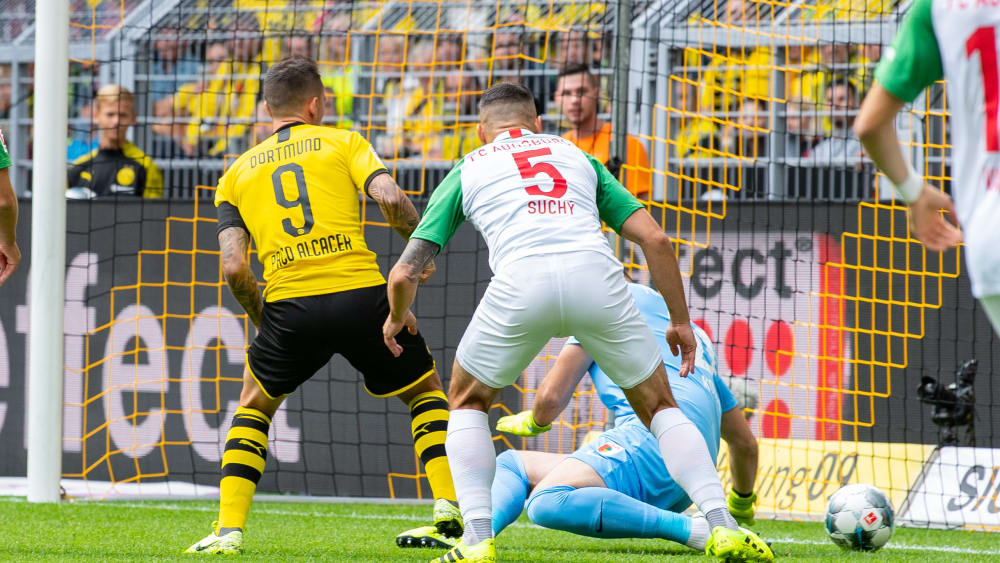 Das 1:1: Paco Alcacer überwindet Augsburgs Keeper Tomas Koubek das erste Mal.