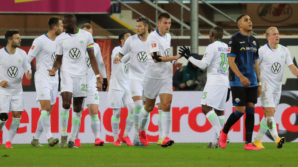 Die Wolfsburger bejubeln das zwischenzeitliche 1:1 beim SC Paderborn.