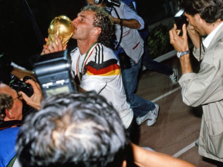 Rudi Völler mit dem WM-Pokal