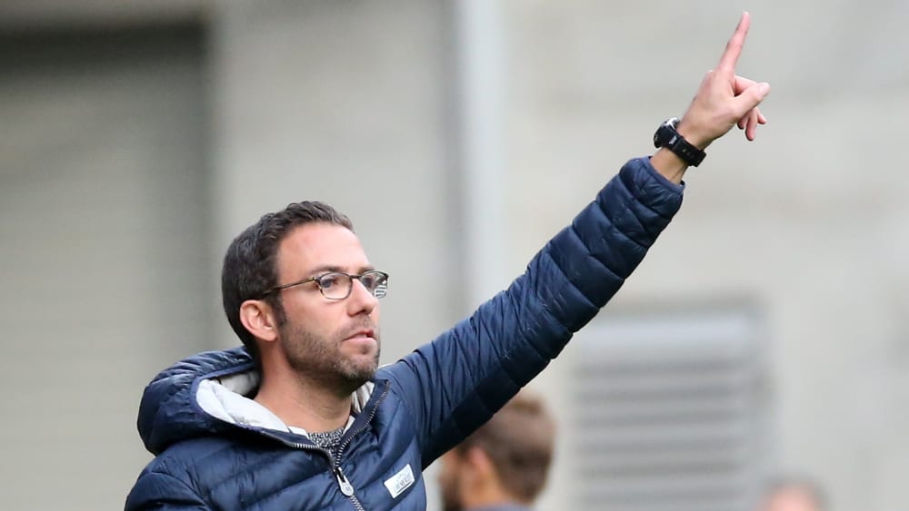 1. FC Kaiserslautern-Trainer Boris Schommers zeigt mit dem Finger nach oben.