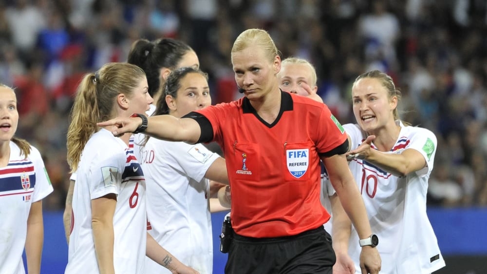 Kommt nach einer Muskelverletzung bei der WM nicht mehr zum Zug: Bibiana Steinhaus.