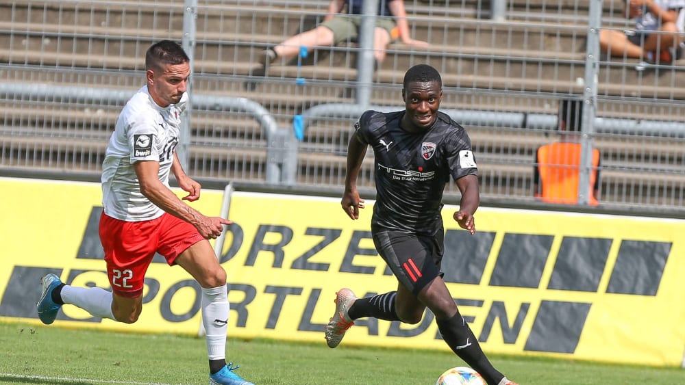 Ingolstadts Agyemang Diawusie (re.) muss lange pausieren.