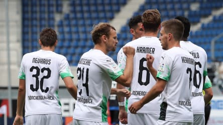 Die Gladbacher bejubeln den ersten Treffer gegen den SC Paderborn