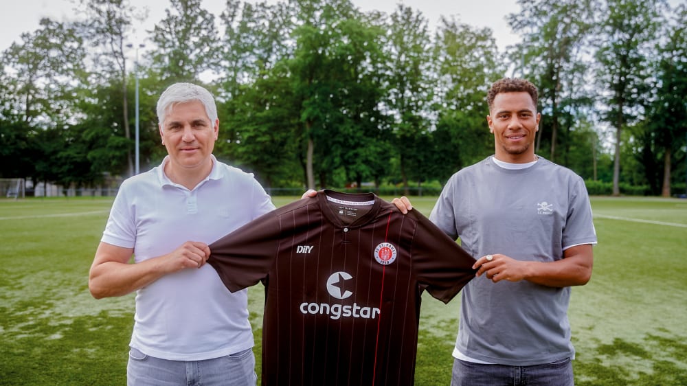 Von der Bremer Brücke ans Millerntor: Sportchef Andreas Bornemann präsentiert Neuzugang Etienne Amenyido.