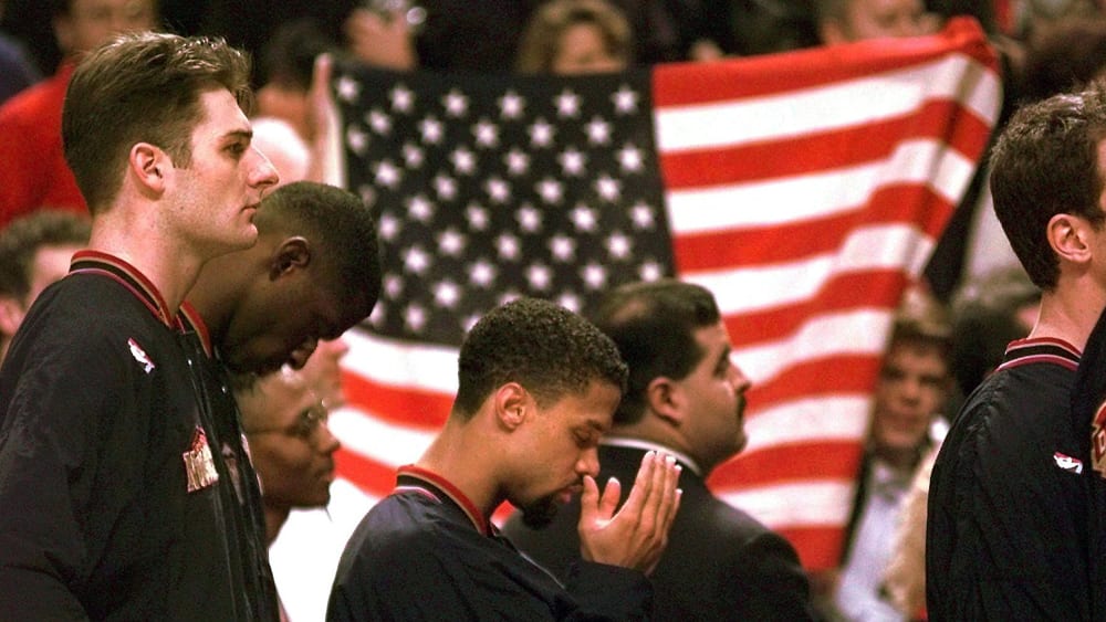 Ein Stoßgebet während der Hymne: Mahmoud Abdul-Rauf.