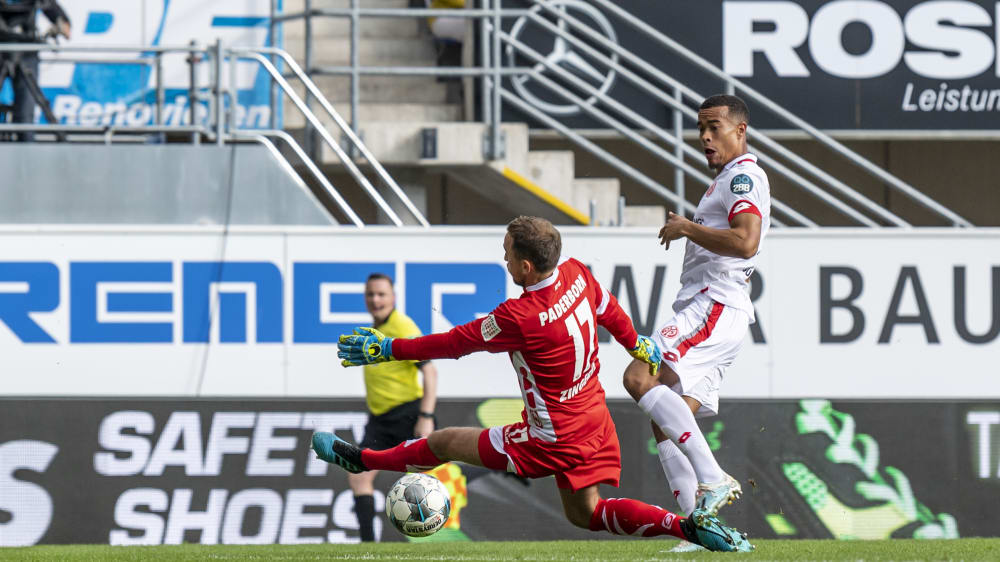 Das 1:0 f&#252;r Mainz: Robin Quaison tunnelt SCP-Keeper Leopold Zingerle.