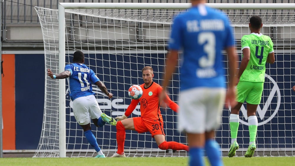 Klare Sache: Streli Mamba tritt gegen Wolfsburg zum 3:0 für Rostock.