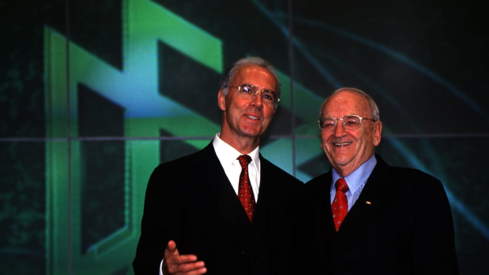 Egidius Braun 1998 mit Franz Beckenbauer.