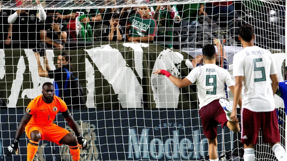 Machtlos: Haitis Keeper Johny Placide gegen Raul Jimenez' Elfmeter.