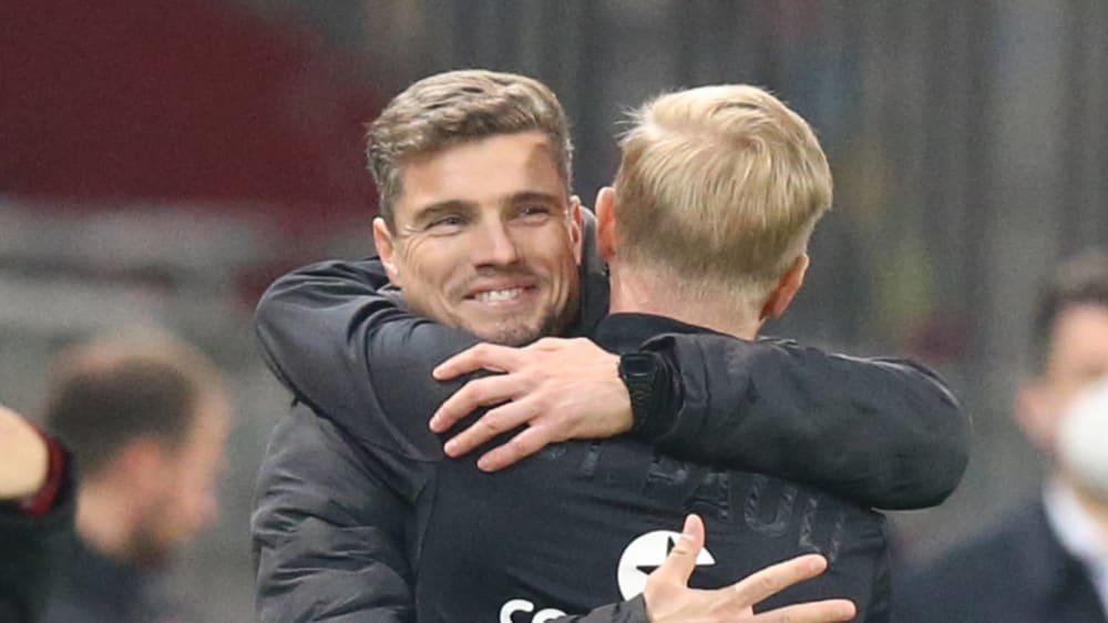 Einst Mitschüler, nun Gegner: Nürnbergs Trainer Robert Klauß (li.) und St. Paulis Coach Timo Schultz.
