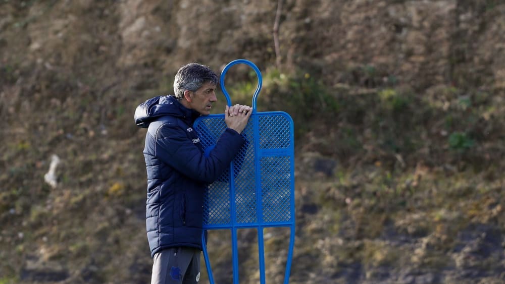Darf am Dienstag seine Spieler doch noch nicht begrüßen: Imanol Alguacil, Trainer von Real Sociedad.