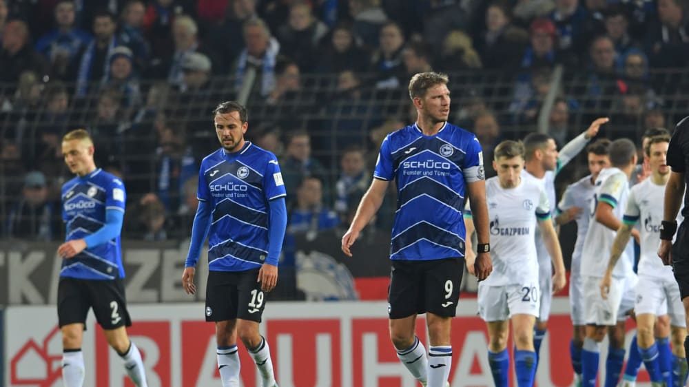 Enttäuschung und Jubel: Arminia Bielefeld unterliegt nach einer starken Schlussphase gegen lange Zeit klar überlegene Schalker.