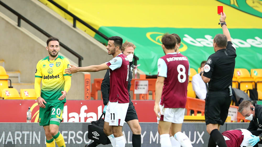 Schon wieder Rot: Schiedsrichter Kevin Friend schickt auch Josip Drmic (l.) vom Platz.