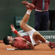 Verletzte sich in seinem Achtelfinale am Knie: Novak Djokovic.