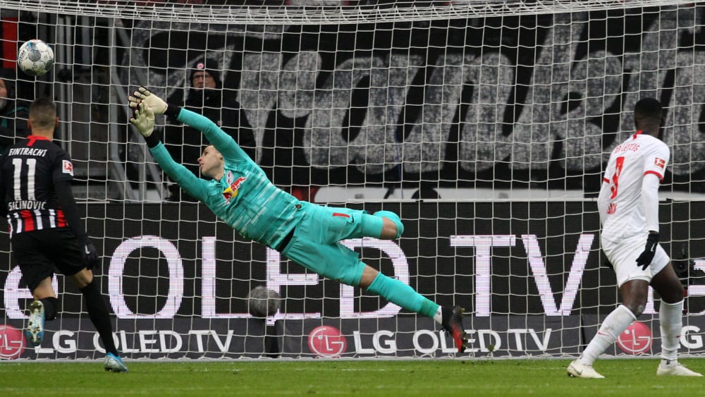 Chancenlos: Gulacsi fliegt nach Toures sattem 19-Meter-Schuss vergeblich.