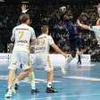 Szene aus dem Hinspiel: Dika Mem vom FC Barcelona beim Torwurf.