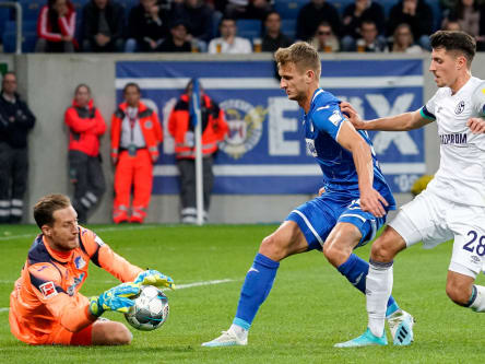 Immer wieder in Bedrängnis: Hoffenheims Keeper Oliver Baumann (li.) klärt vor Schalkes Alessandro Schöpf.