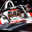Pascal Wehrlein sitzt im Porsche-Werksauto.
