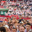 Die Kölner Fans jubeln über den Aufstieg.