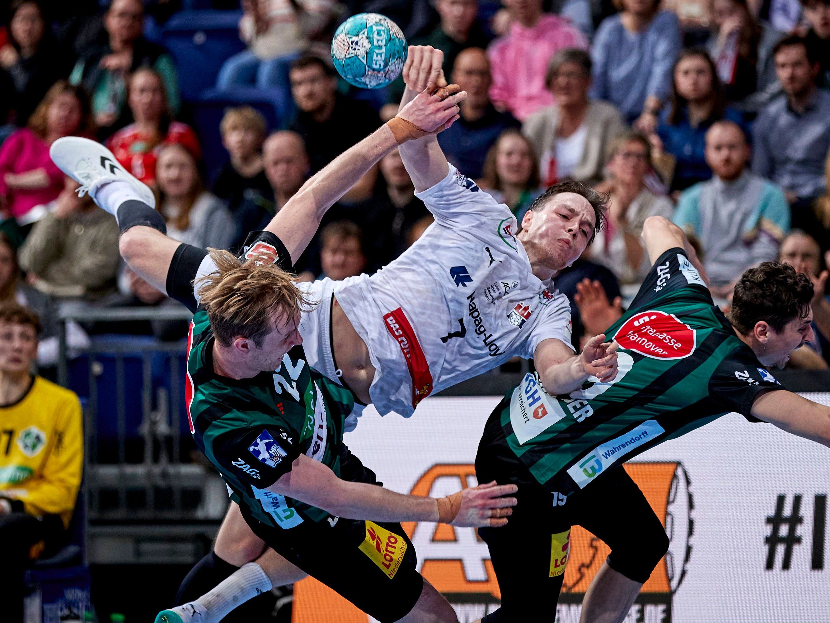 Handball Bundesliga Hsv Hamburg Gewinnt Nord Krimi In Hannover