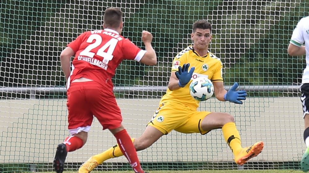 Zwischenstation im Nachbarbundesland: Bojan Spasojevic (gelbes Trikot) spielte in der Saison 2017/18 für die U 23 der SpVgg Greuther Fürth. Jetzt wechselt er von der TSG Öhringen zum 1. Göppinger SV.