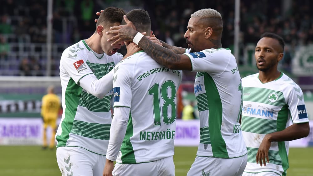 Fürth feiert den vermeintlichen Treffer