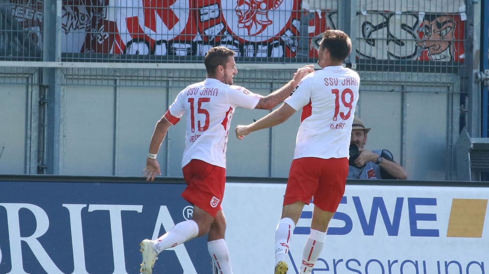 Durfte sich dreimal in Wiesbaden feiern lassen: Regensburgs Kapitän Marco Grüttner (li.).
