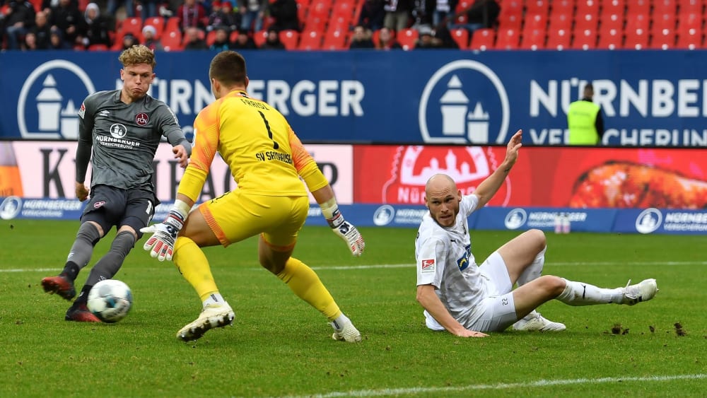 Nürnbergs Robin Hack (links) erzielt das 2:0 für den FCN gegen Sandhausen.